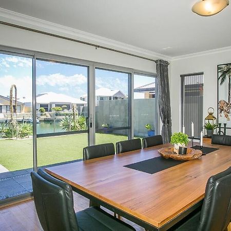 2 Luxury Canal Holiday Homes - Sleep 28 Mandurah Bagian luar foto