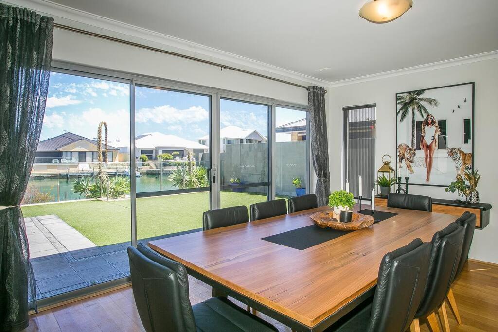 2 Luxury Canal Holiday Homes - Sleep 28 Mandurah Bagian luar foto