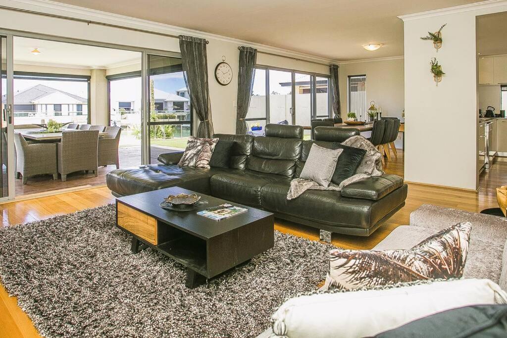 2 Luxury Canal Holiday Homes - Sleep 28 Mandurah Bagian luar foto