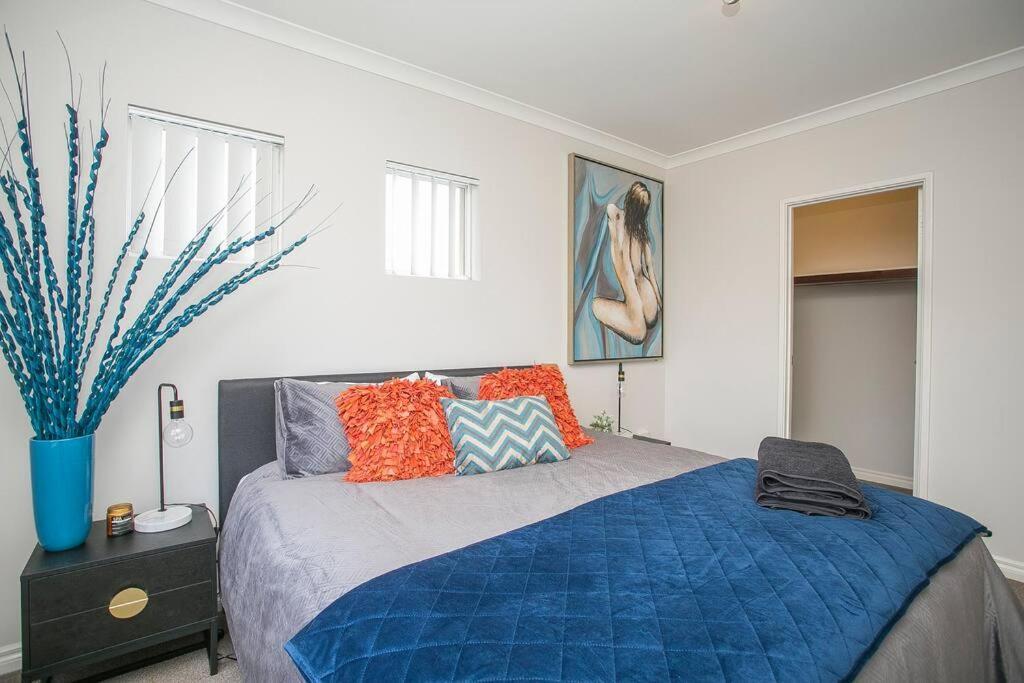 2 Luxury Canal Holiday Homes - Sleep 28 Mandurah Bagian luar foto