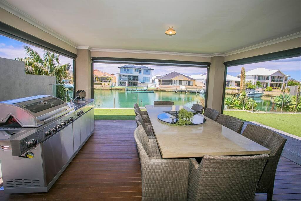 2 Luxury Canal Holiday Homes - Sleep 28 Mandurah Bagian luar foto