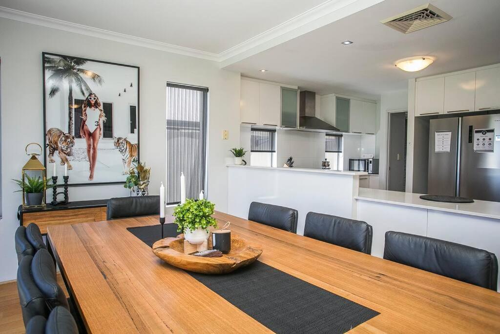 2 Luxury Canal Holiday Homes - Sleep 28 Mandurah Bagian luar foto