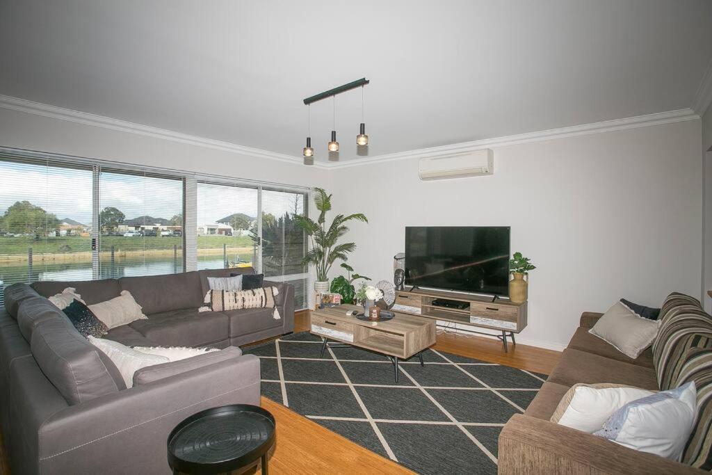 2 Luxury Canal Holiday Homes - Sleep 28 Mandurah Bagian luar foto