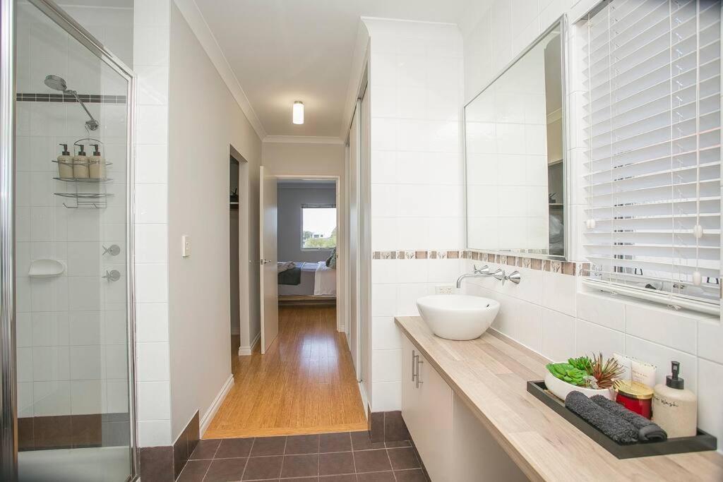 2 Luxury Canal Holiday Homes - Sleep 28 Mandurah Bagian luar foto